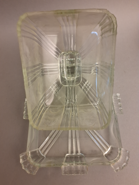 Osteklokke i slebet glas